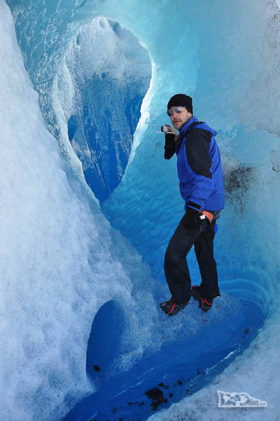 Examinando de perto uma caverna de gelo azul no glaciar Viedma, no Parque Nacional Los Glaciares, região de El Chaltén, no sul da Argentina